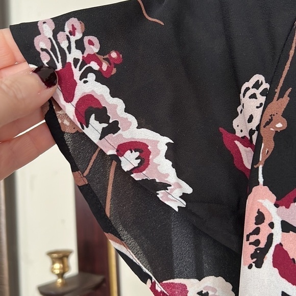MAURICES Black/Burgundy/Pink/White Floral Flutter Sleeve Blouse, Size Small, GUC - Picture 4 of 7